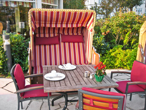 lunch-in-a-roofed-beach-chair-1412469